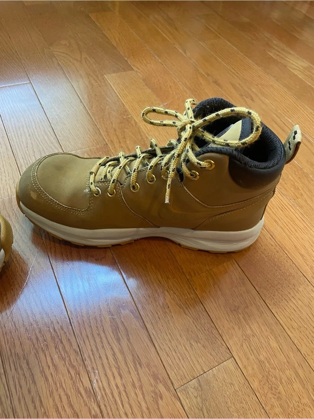 Nike Manoa Leather Boots Size 5Y Kids 37.5